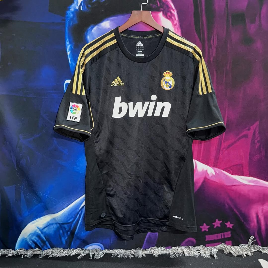 Cristiano-Ronaldo-x-Real-Madrid-2011-2012-away-🇪🇸___halamadrid❤-_brunolee76-_football1992jerseyJPG.jpg